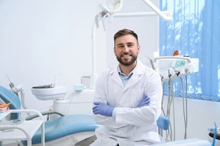 dentista sorrindo consultorio